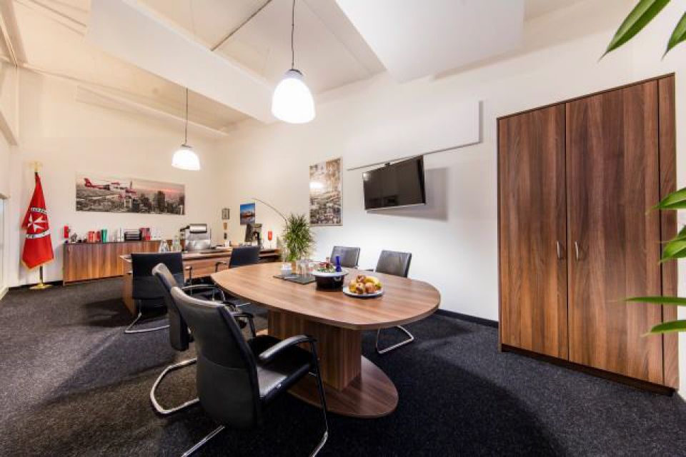 aktuelles Chefbüro - früher Besprechungszimmer