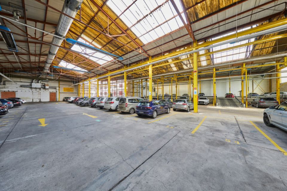 8 eigene Parkgarage mit E-Anschluss