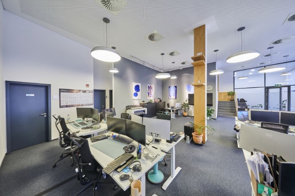 im Großen Büroraum Blick auf Treppe und Besprecher