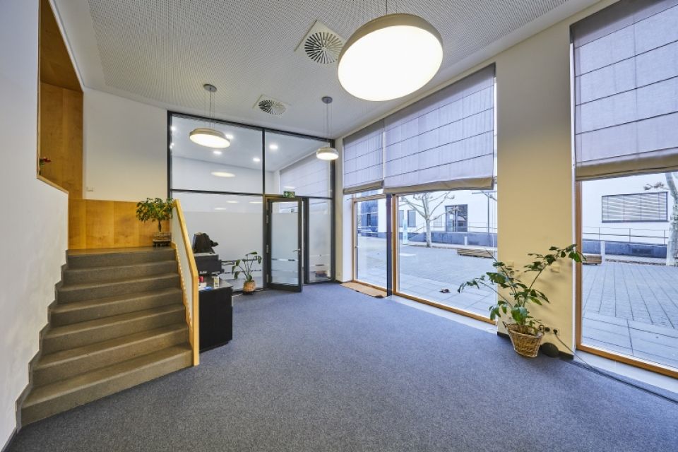 Eingang 2 rechts + Verbindungstreppe zu Eingang 1 Küche WC