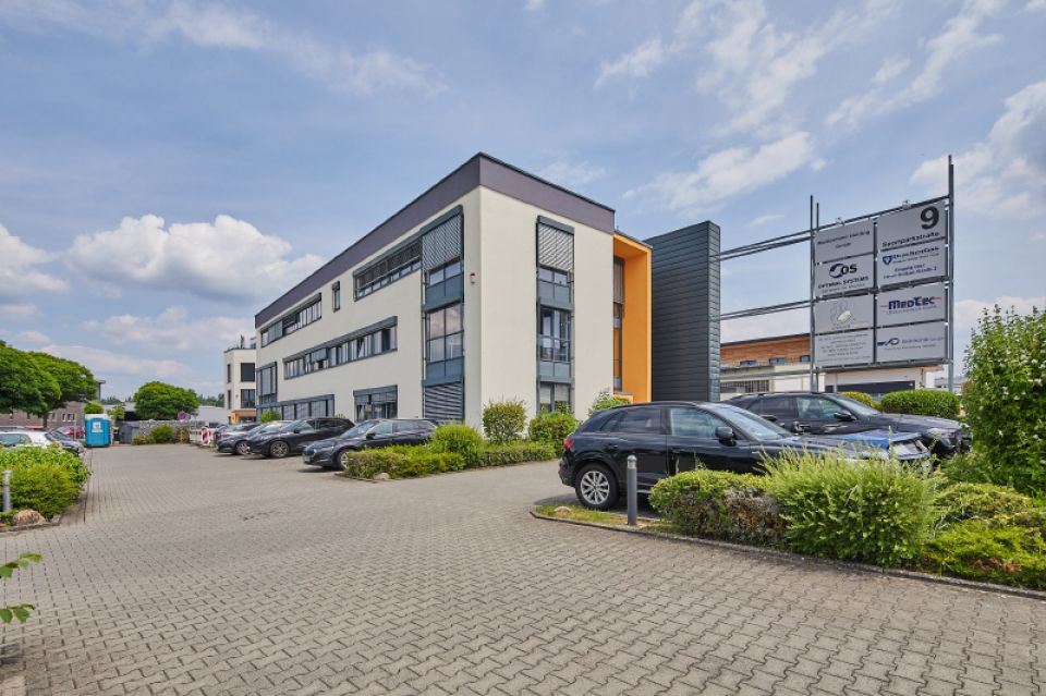 2 Gesamtobjekt vom Parkplatz aus