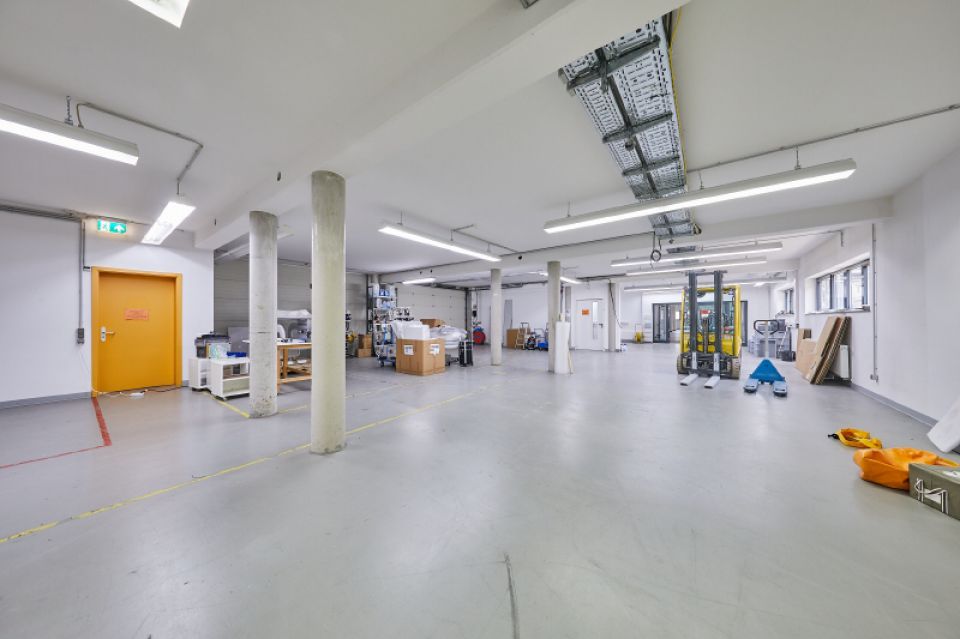 2 Blick aus Ri Werkstattbüro in Ri Altbau links Eingang