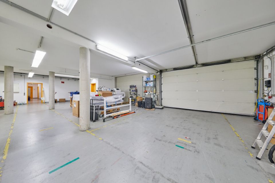 4 Sektionaltor - Eingang - Blick in den Bürobereich