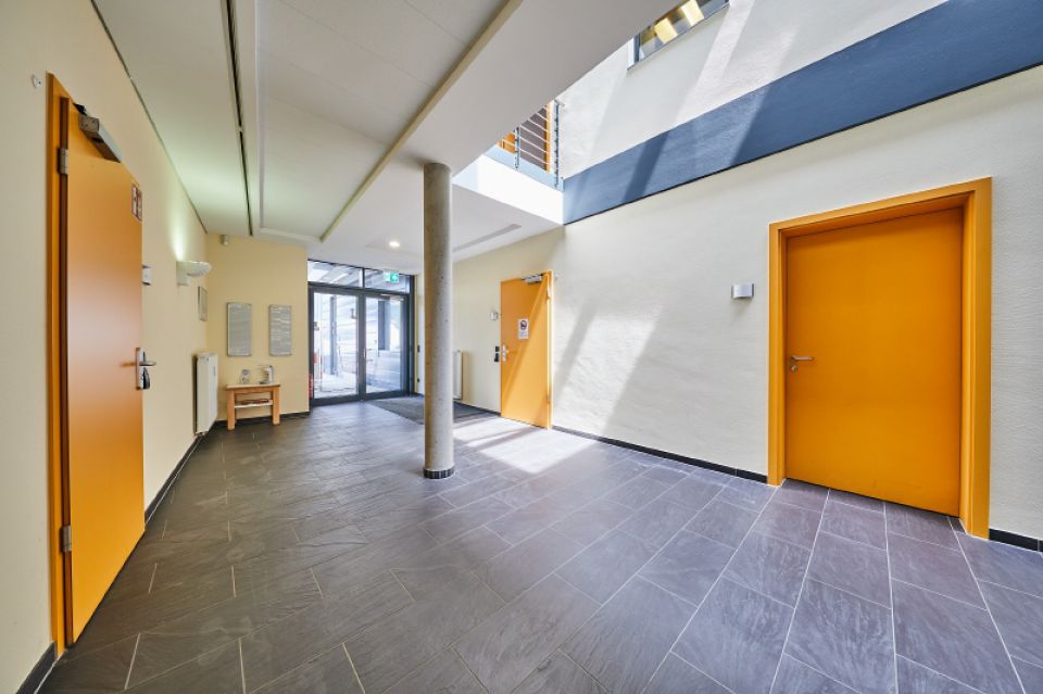 9 MB3 2 Zugang zu den 280 m2 Erdgeschoßbüros -