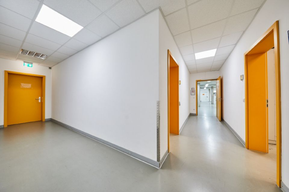 11 Eingang Werkstattbüro - geradeaus ist die Werkstatt