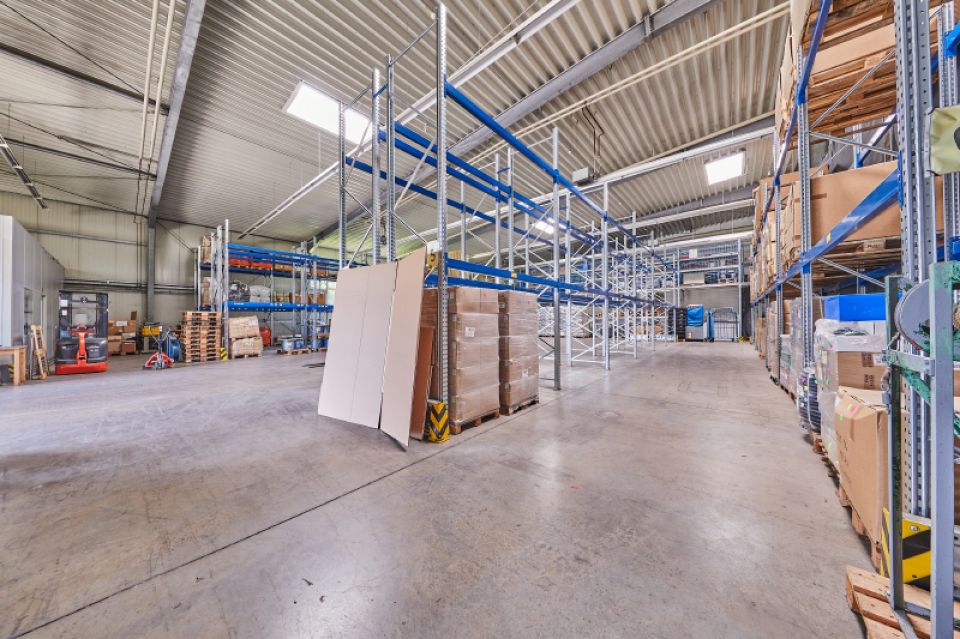 6 Blick 3 Halle quer - links Bürocontainer