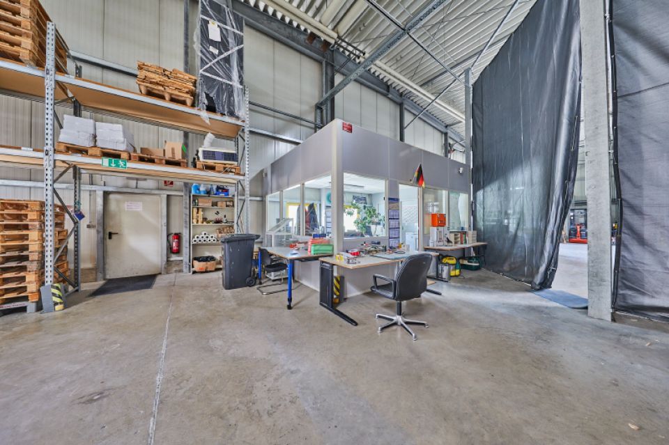 7 Hallenbüro