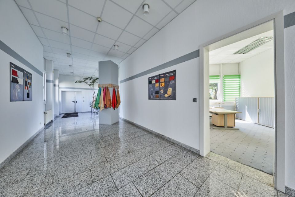 8 Blick von der Halle in den Bürobereich
