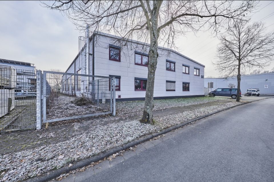 1 Vorderansicht Büro und Seitenansicht Halle