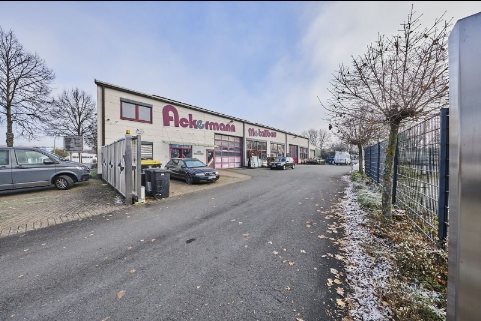 2 Einfahrt mit elektr Schiebtor und Parken Innen außen