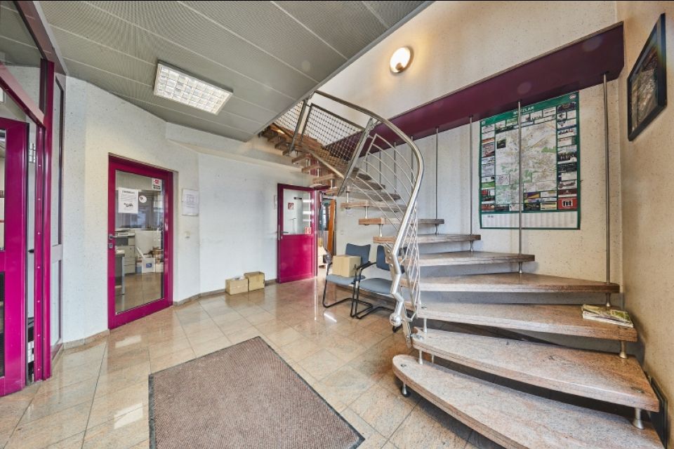 11 Aufgang ins OG - Halle 1 Tür rechts - gradeaus in Büro EG