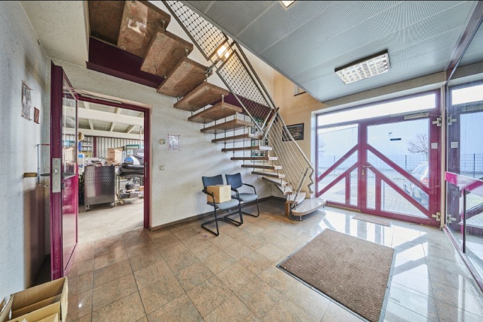 12 Büroeingang Aufgang ins OG - geradeaus in Halle 1