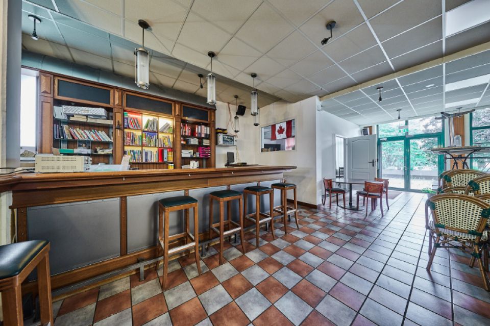 Theke - Terasse - links+rechts Großraumbüros