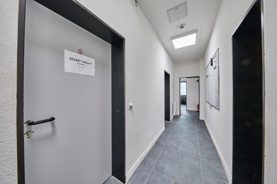 Seitentrakt mit kleineren Büro bzw Besprechungsräumen