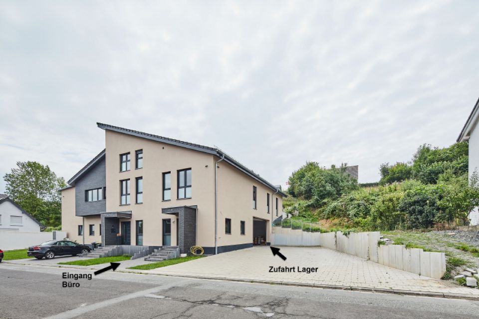 2 Blick auf Gebäudehälfte mit Halle und Hof