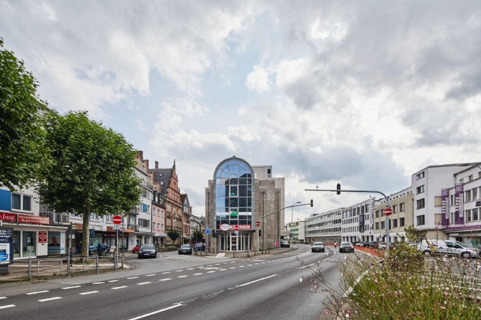A 4 Frontansicht von etwas weiter weg