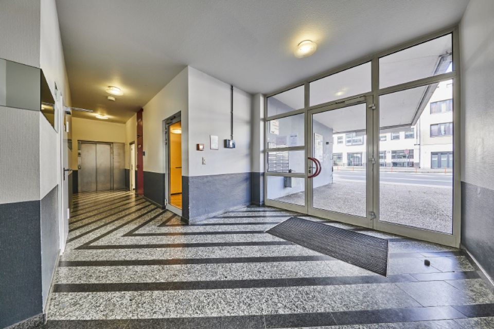  Eingang Karl-Kellner-Ring - Aufzug u Treppenhaus