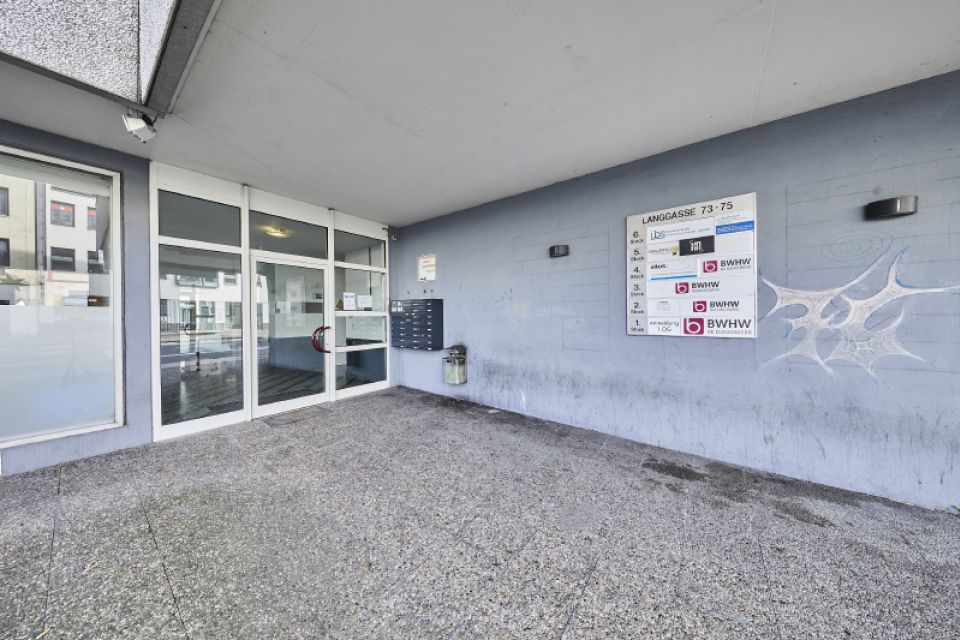 Haupteingang Karl-Kellner-Ring-Seite