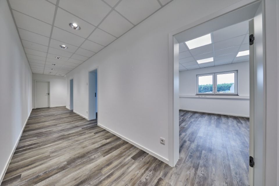 4 Flur mit Büro 2 und 3 Teeküche HerrenWC