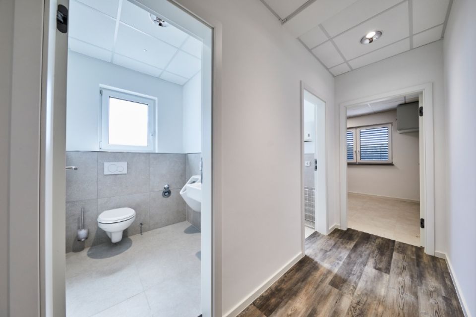 4 von links nach rechts WC Herren WC Damen Teeküche