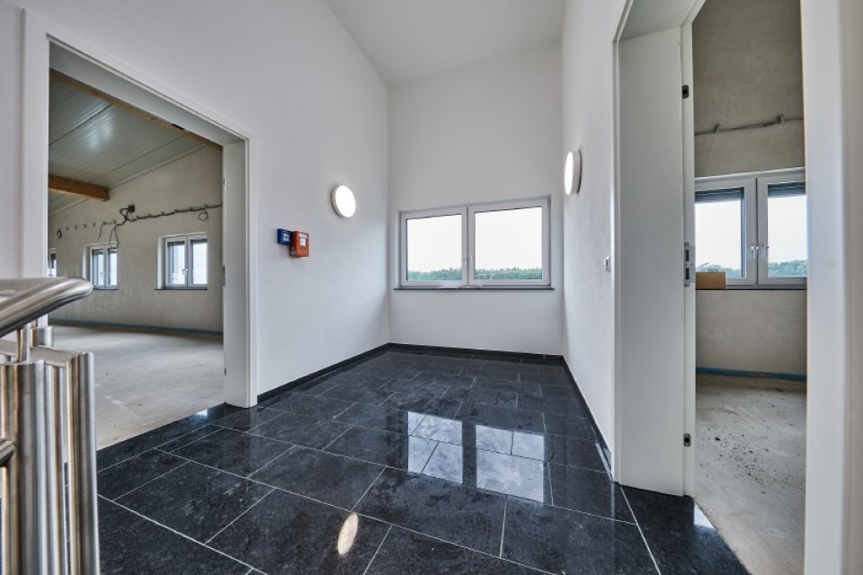 8 DG Bürobereiche inks und rechts mittig Treppenhausflur