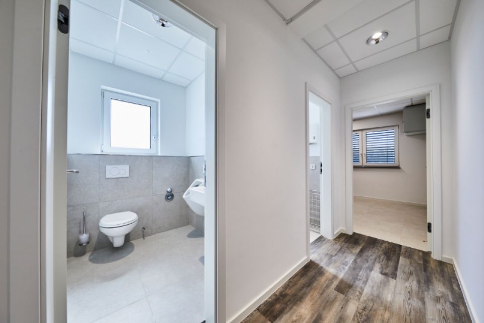 8 von links nach rechts WC Herren WC Damen Teeküche