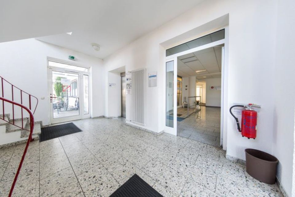 Rechts Haupteingang- links Eingang 2