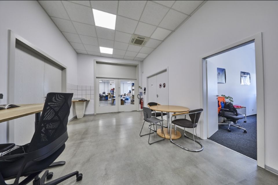 10 Zugang zur Produktion - rechts Warenein- und Ausgang