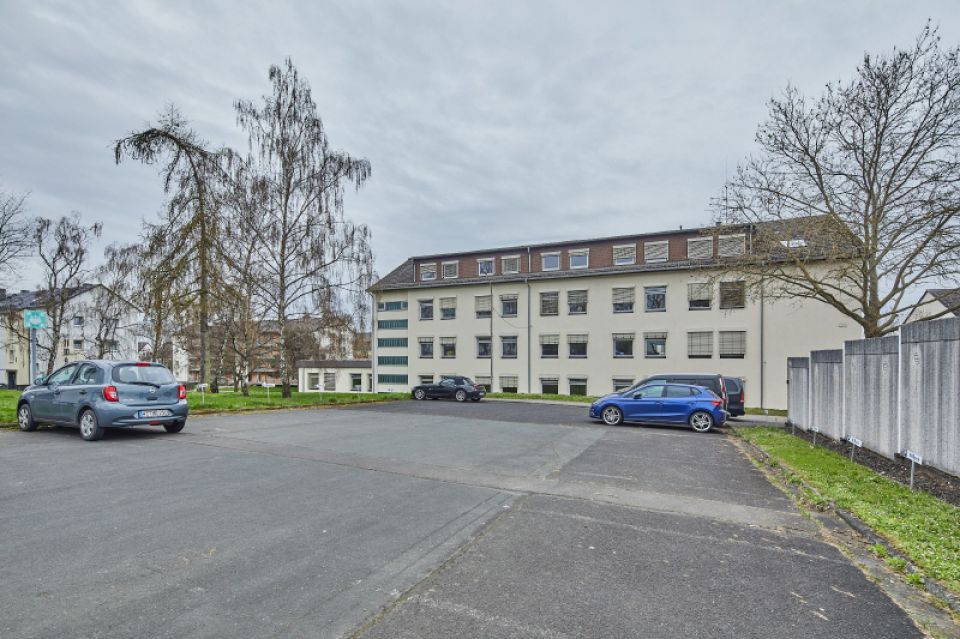 Parkplatz mit 45 Stellplätze + 6 Garagen