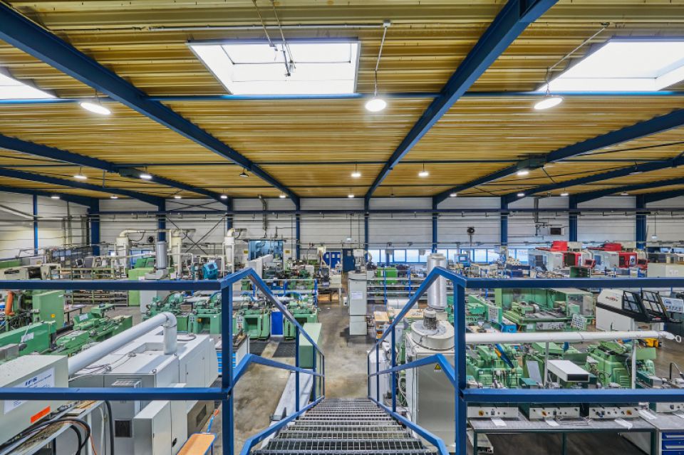 3 Blick vom Sozialbereich runter in die Halle
