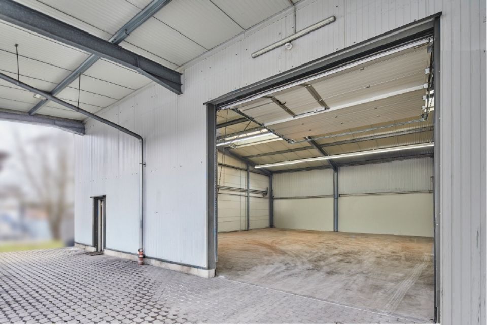 Blick von außen in die Halle